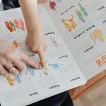 Mały poliglota w domu: 12 sposobów, by wspierać dziecko w nauce języków z uśmiechem