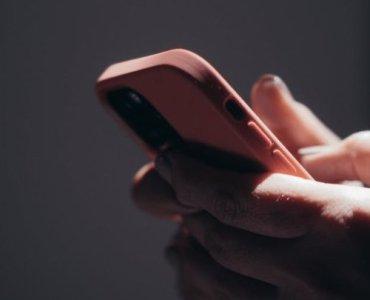 Spokój w kieszeni: jak odciąć się od niechcianych połączeń i wiadomości na smartfonie