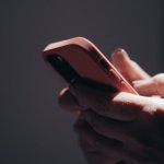 Spokój w kieszeni: jak odciąć się od niechcianych połączeń i wiadomości na smartfonie