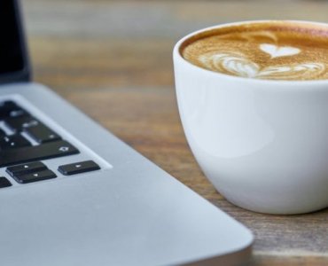 Laptop w terenie bez stresu: 12 sprytnych sposobów na ochronę sprzętu i danych w miejscach publicznych