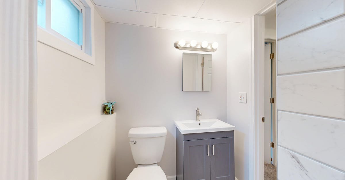 Mała łazienka, wielki efekt: kolory, które rozświetlą i optycznie powiększą przestrzeń