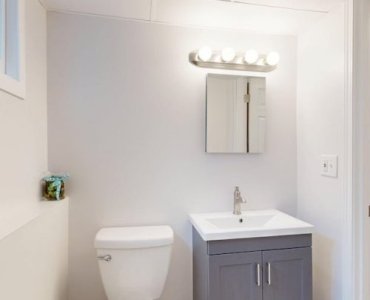 Mała łazienka, wielki efekt: kolory, które rozświetlą i optycznie powiększą przestrzeń