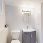 Mała łazienka, wielki efekt: kolory, które rozświetlą i optycznie powiększą przestrzeń