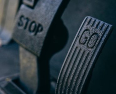 Miękki pedał hamulca? Sprawdź te 7 punktów i odzyskaj pewność hamowania