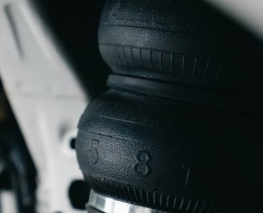 Gdy amortyzatory się poddają: jak zużyte zawieszenie zagraża Twojemu bezpieczeństwu na drodze