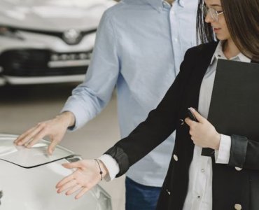 Oględziny auta bez wpadek: czerwone flagi, które musisz wychwycić przed zakupem