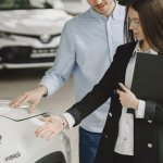 Oględziny auta bez wpadek: czerwone flagi, które musisz wychwycić przed zakupem