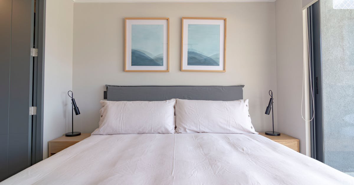 Sypialnia dla dwojga 2.0: 15 nowoczesnych trików, które zmienią Wasz pokój w hotelowy azyl