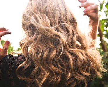 Bez prostownicy, bez ciepła: 11 sprytnych sposobów na pięknie ułożone włosy