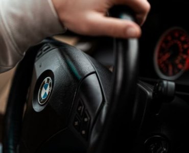 Nałogi za kółkiem: 12 codziennych nawyków, które po cichu niszczą samochód — i proste sposoby, by je przerwać