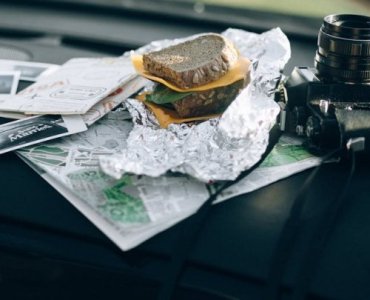 Sprytne akcesoria do samochodu, które zamienią długą drogę w komfortową podróż