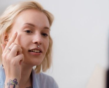 Naturalnie piękna na co dzień: prosty makijaż, który podkreśla, nie przykrywa