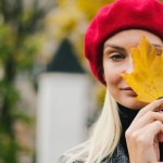 Jesienne smaczki stylu: akcesoria, które podkręcą każdy look w chłodne dni